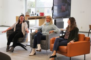 "Sitting down on the job" is a requirement here at P•O•E! 😁😉
@thepcakes @jas2550 @designermom16